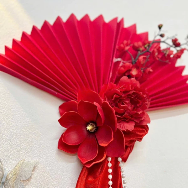 Đèn lồng lụa thường tập trung vào ánh sáng, nhưng không mang lại màu đỏ thống nhất và các yếu tố trang trí đa dạng như bộ chữ alu. (Ảnh 4) Đèn lồng lụa thường tập trung vào ánh sáng, nhưng không mang lại màu đỏ thống nhất và các yếu tố trang trí đa dạng như bộ chữ alu. (Ảnh 4)