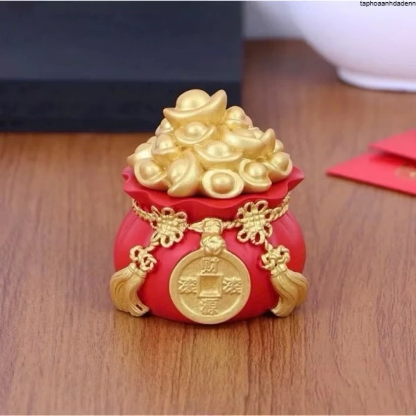 Không gian lễ cúng không chỉ là nơi đặt một vài đồ vật, mà còn là sự giao thoa của các yếu tố cảm quan: màu sắc, ánh sáng, hương thơm và âm thanh. (Ảnh 4) Không gian lễ cúng không chỉ là nơi đặt một vài đồ vật, mà còn là sự giao thoa của các yếu tố cảm quan: màu sắc, ánh sáng, hương thơm và âm thanh. (Ảnh 4)