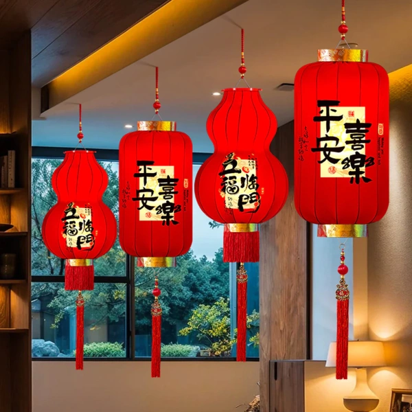 Trong trường hợp bạn muốn tạo điểm nhấn “đậm” cho ban công mà không phải phụ thuộc toàn bộ vào dây LED, đèn lồng màu đỏ phong cách mới 2026 là một lựa chọn đáng cân nhắc. (Ảnh 4)