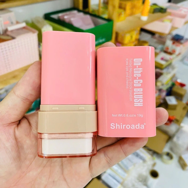 Vì vậy, nếu bông phấn siêu mịn không có lớp phủ chống ẩm hoặc không có tính năng kiềm dầu, màu hồng sẽ nhanh chóng tan biến. (Ảnh 2) Vì vậy, nếu bông phấn siêu mịn không có lớp phủ chống ẩm hoặc không có tính năng kiềm dầu, màu hồng sẽ nhanh chóng tan biến. (Ảnh 2)