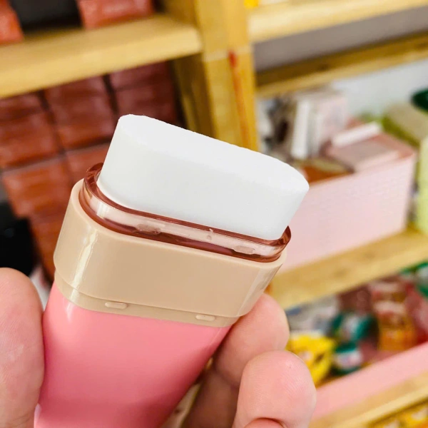 Một ví dụ thực tế về cách kết hợp sản phẩm phấn và bông để cải thiện độ bám màu là Phấn má hồng Trang điểm 2 đầu dạng thỏi Shiroada 19g. (Ảnh 4) Một ví dụ thực tế về cách kết hợp sản phẩm phấn và bông để cải thiện độ bám màu là Phấn má hồng Trang điểm 2 đầu dạng thỏi Shiroada 19g. (Ảnh 4)