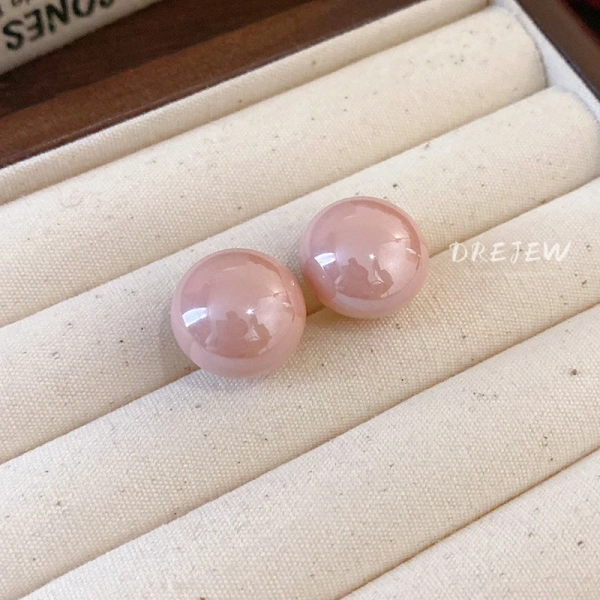 Đối với người có làn da nhạy cảm, các chất kim loại trong trang sức có thể trở thành "kẻ thù tiềm ẩn". (Ảnh 2)