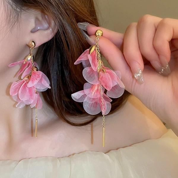 So với các loại trên, bông tai lưới kim bạc mang lại sự cân bằng giữa độ nhẹ, độ bền và tính thẩm mỹ. (Ảnh 4) So với các loại trên, bông tai lưới kim bạc mang lại sự cân bằng giữa độ nhẹ, độ bền và tính thẩm mỹ. (Ảnh 4)