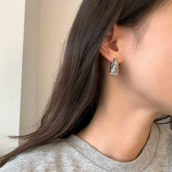 Trong thị trường bông tai hiện nay, ba chất liệu chính thường xuất hiện: bạc, vàng 18K và hợp kim có phủ vàng. (Ảnh 4)