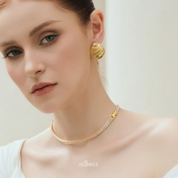 Để tối đa hoá hiệu quả của bông tai, bạn cần biết cách kết hợp chúng một cách hợp lý với bộ trang phục ngày làm việc. (Ảnh 4) Để tối đa hoá hiệu quả của bông tai, bạn cần biết cách kết hợp chúng một cách hợp lý với bộ trang phục ngày làm việc. (Ảnh 4)