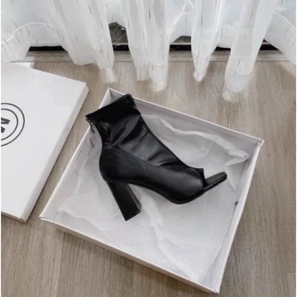 Độ bền và giữ form của bốt lửng không chỉ phụ thuộc vào chất liệu da mà còn vào cách bạn chăm sóc chúng. (Ảnh 4) Độ bền và giữ form của bốt lửng không chỉ phụ thuộc vào chất liệu da mà còn vào cách bạn chăm sóc chúng. (Ảnh 4)