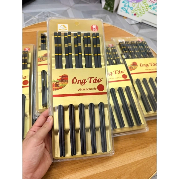 Nguyên tắc cơ bản trong trang trí nội thất và bày biện bàn ăn là tạo sự hài hòa giữa màu sắc, chất liệu và ánh sáng. (Ảnh 2)
