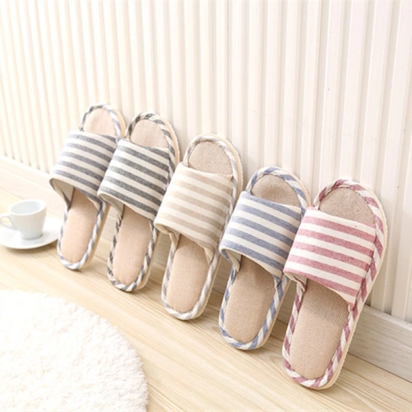 Nhờ lớp đế cao su đặc và bề mặt được “cố định” nhẹ, đôi dép này có mức độ bám tương đối ổn trên sàn gạch và sàn gỗ. (Ảnh 5)