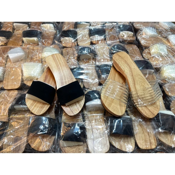 Bước vào chùa Tết, dây quai ngang chật bất ngờ làm tan vỡ cảm giác nhẹ nhàng của đôi guốc truyền thống - Ảnh 1