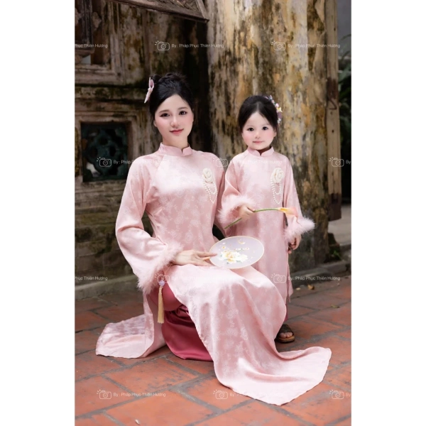 Áo dài truyền thống luôn được xem là biểu tượng của vẻ đẹp tinh tế, dịu dàng của người phụ nữ Việt. (Ảnh 2) Áo dài truyền thống luôn được xem là biểu tượng của vẻ đẹp tinh tế, dịu dàng của người phụ nữ Việt. (Ảnh 2)