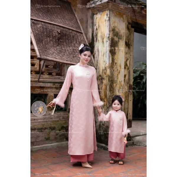 Set này không chỉ đáp ứng nhu cầu thời trang mà còn giữ được tính truyền thống, giúp mẹ và bé xuất hiện đồng điệu và thu hút ánh nhìn trong mọi bức ảnh gia đình. (Ảnh 4) Set này không chỉ đáp ứng nhu cầu thời trang mà còn giữ được tính truyền thống, giúp mẹ và bé xuất hiện đồng điệu và thu hút ánh nhìn trong mọi bức ảnh gia đình. (Ảnh 4)