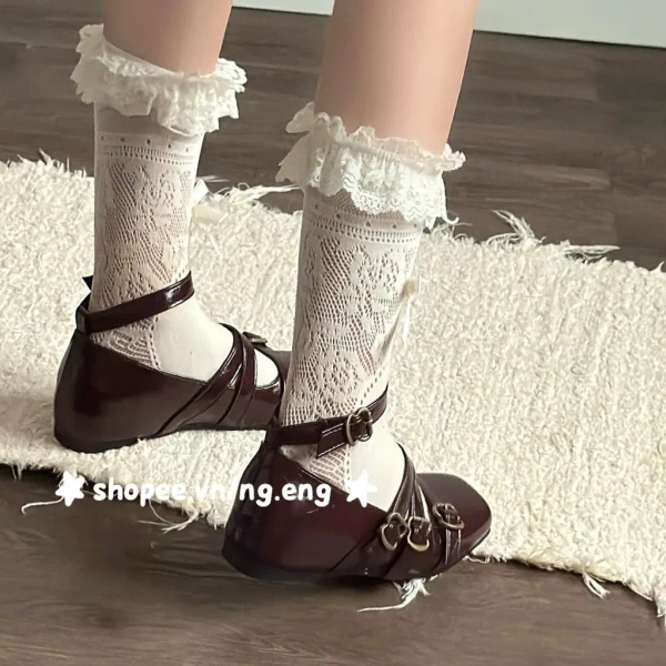 Trong mùa lễ Tết, trẻ thường phải di chuyển qua lại giữa các nhà, tham dự tiệc, thậm chí có thể tham gia các trò chơi ngoài trời. (Ảnh 2)