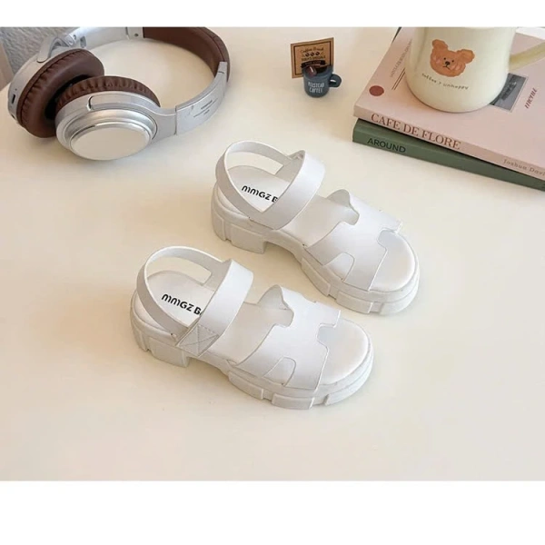 Việc mua sandal không chỉ dựa vào mẫu mã “xinh xắn”. (Ảnh 2) Việc mua sandal không chỉ dựa vào mẫu mã “xinh xắn”. (Ảnh 2)