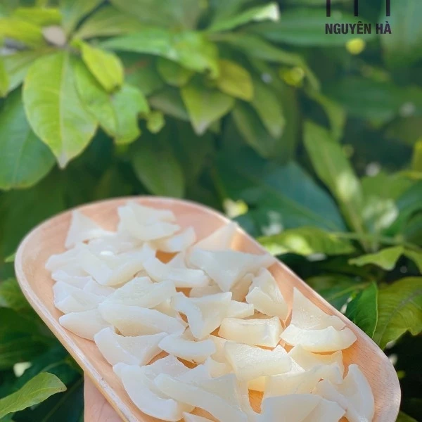 Mứt dừa non sấy dẻo thường được làm từ ba nguyên liệu chính: dừa non, đường phèn và quá trình sấy lạnh. (Ảnh 2) Mứt dừa non sấy dẻo thường được làm từ ba nguyên liệu chính: dừa non, đường phèn và quá trình sấy lạnh. (Ảnh 2)