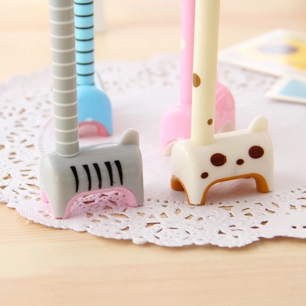 Bút bi thường dùng mực dầu, có độ bền màu khá tốt, ít bị phai, tuy nhiên khi áp lực quá nhẹ, mực có thể không truyền đầy đủ, để lại những vệt nhạt. (Ảnh 2)