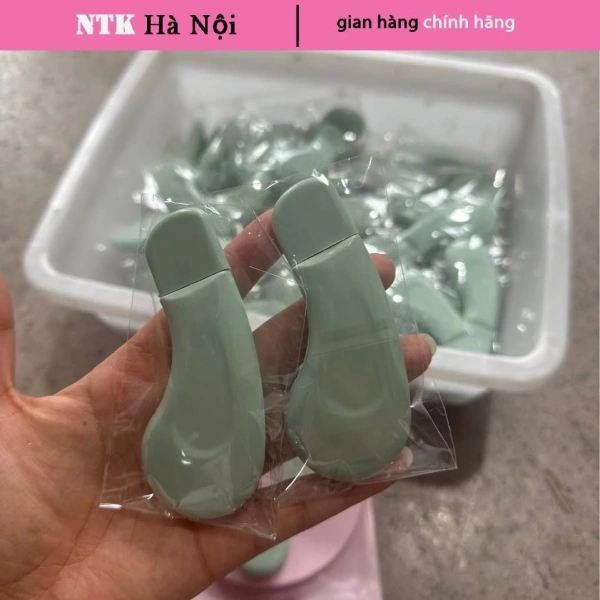 Sau khi lột mụn, da thường trở nên khô, mất đi một phần lớp lipid tự nhiên bảo vệ. (Ảnh 2)