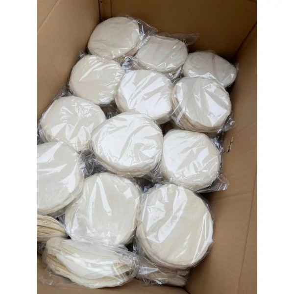 Những người làm bánh truyền thống thường để lá bìa trong ngăn mát tủ lạnh hoặc treo trong khăn ướt. (Ảnh 2) Những người làm bánh truyền thống thường để lá bìa trong ngăn mát tủ lạnh hoặc treo trong khăn ướt. (Ảnh 2)