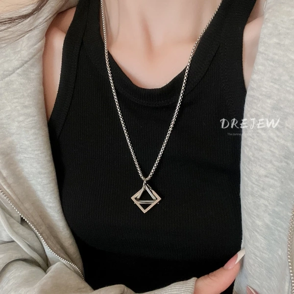 Cái bất ngờ khi vòng cổ thép không gỉ hình tam giác nặng nề vẫn duy trì phong cách suốt cả ngày - Ảnh 1 Cái bất ngờ khi vòng cổ thép không gỉ hình tam giác nặng nề vẫn duy trì phong cách suốt cả ngày - Ảnh 1