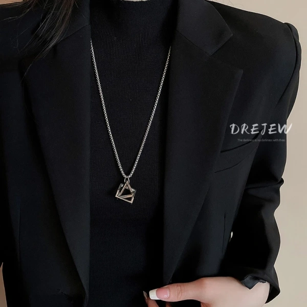 Cái bất ngờ khi vòng cổ thép không gỉ hình tam giác nặng nề vẫn duy trì phong cách suốt cả ngày - Ảnh 3 Cái bất ngờ khi vòng cổ thép không gỉ hình tam giác nặng nề vẫn duy trì phong cách suốt cả ngày - Ảnh 3