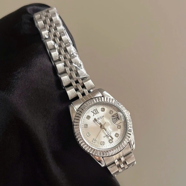 Hầu hết các đồng hồ nữ hiện nay sử dụng hai kiểu khớp cài chính: cú đẩy (push‑button clasp) và có cài lắc (fold‑over clasp). (Ảnh 2)