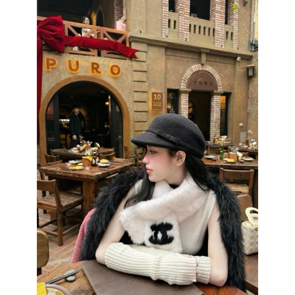 Chiếc mũ dạ đai lệch mới trên thị trường hiện nay thường được làm từ chất dạ cao cấp, mềm mại, có độ bám vừa phải nhưng vẫn giữ được form dáng. (Ảnh 3) Chiếc mũ dạ đai lệch mới trên thị trường hiện nay thường được làm từ chất dạ cao cấp, mềm mại, có độ bám vừa phải nhưng vẫn giữ được form dáng. (Ảnh 3)