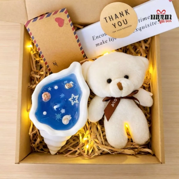 Cảm giác bất ngờ khi nhận một món quà sinh nhật kèm nến thơm và gấu bông mini: từ hào hứng đến tiếc nuối. - Ảnh 1