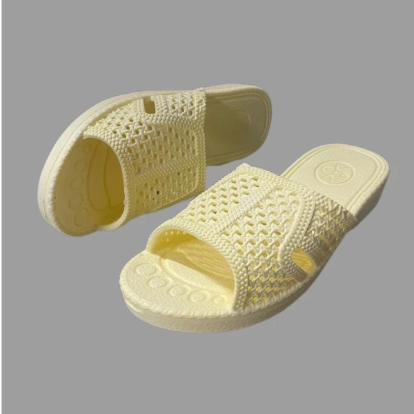 Đế của dép được trang bị dế cao su chống trượt, giúp bạn an tâm bước trên các bề mặt khác nhau – từ sàn nhà mát lạnh, tới đá ướt trên bãi biển hay cả những con phố trơn trượt sau mưa. (Ảnh 3)