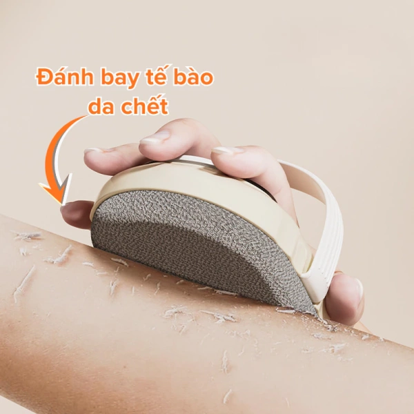 Với thiết kế có quai đeo chắc chắn và bề mặt đá mài mịn, miếng tẩy này không gây cảm giác rát, phù hợp với cả người có da nhạy cảm. (Ảnh 5) Với thiết kế có quai đeo chắc chắn và bề mặt đá mài mịn, miếng tẩy này không gây cảm giác rát, phù hợp với cả người có da nhạy cảm. (Ảnh 5)