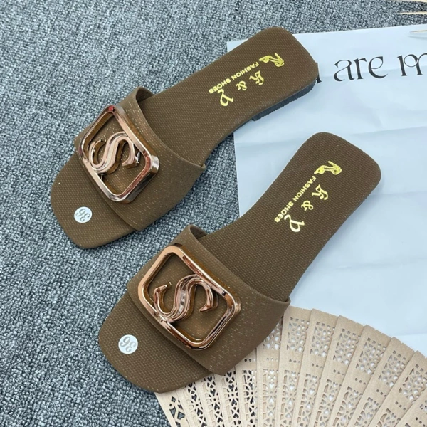 Để giữ được độ mềm mại và độ bền của dép da, việc bảo quản đúng cách là vô cùng cần thiết. (Ảnh 3) Để giữ được độ mềm mại và độ bền của dép da, việc bảo quản đúng cách là vô cùng cần thiết. (Ảnh 3)