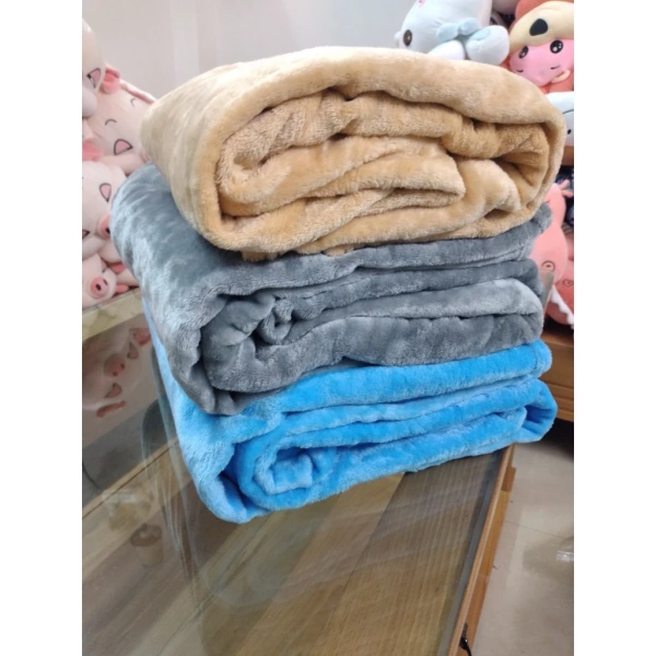 Trên thị trường hiện nay, Chăn văn phòng, Chăn bé đi học, ba mẹ đi làm hai mặt nhung 1m6 x 2m được nhiều gia đình ưa chuộng nhờ thiết kế linh hoạt và giá cả phải chăng. (Ảnh 5) Trên thị trường hiện nay, Chăn văn phòng, Chăn bé đi học, ba mẹ đi làm hai mặt nhung 1m6 x 2m được nhiều gia đình ưa chuộng nhờ thiết kế linh hoạt và giá cả phải chăng. (Ảnh 5)
