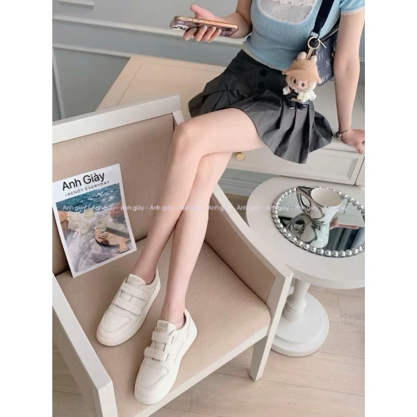 Giày trắng, mặc dù dễ làm bám bẩn, nhưng với một số quy tắc đơn giản bạn hoàn toàn có thể duy trì vẻ đẹp như mới suốt nhiều mùa. (Ảnh 4)