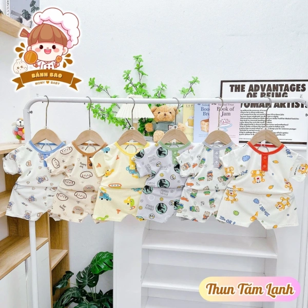 Cảm giác thoáng mát bất ngờ khi bé trai dưới 3 tuổi lần đầu trải nghiệm cộc tay vải thun - Ảnh 1