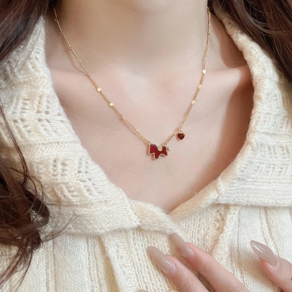 Thị trường hiện nay có rất nhiều loại vòng may mắn, từ vòng hình rồng, vòng chuối tài lộc tới vòng hình bút viết. (Ảnh 5) Thị trường hiện nay có rất nhiều loại vòng may mắn, từ vòng hình rồng, vòng chuối tài lộc tới vòng hình bút viết. (Ảnh 5)