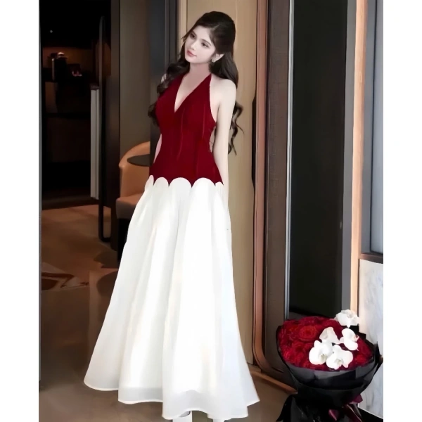 Chiều dài váy thường được đo từ vai xuống sàn, nhưng đối với những người có cân nặng cao hơn trung bình, yếu tố chiều dài không chỉ là thẩm mỹ mà còn liên quan tới trọng lực của vải. (Ảnh 2)