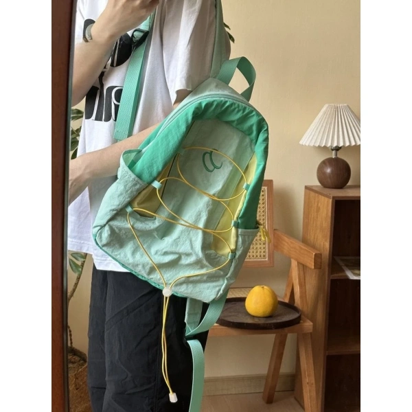 Giữ ba lô trong khi đứng trên một chân (hoặc dùng một bàn cân nhẹ) để cảm nhận sự dịch chuyển. (Ảnh 4)