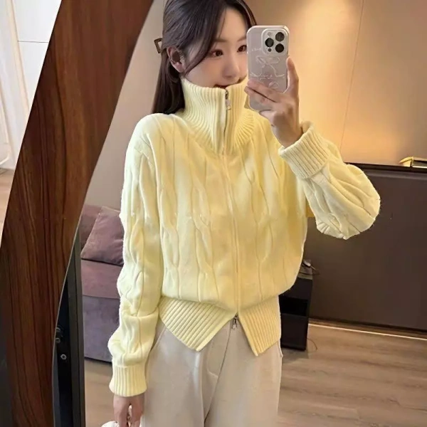 Mặc dù mang lại nhiều lợi thế về giữ ấm, cardigan len ngắn với khóa kéo có thể làm giảm phạm vi chuyển động ở vai và cánh tay, nhất là khi khóa kéo được đóng chặt. (Ảnh 4) Mặc dù mang lại nhiều lợi thế về giữ ấm, cardigan len ngắn với khóa kéo có thể làm giảm phạm vi chuyển động ở vai và cánh tay, nhất là khi khóa kéo được đóng chặt. (Ảnh 4)