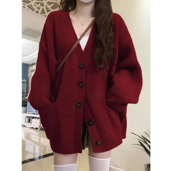 Trong bối cảnh thời tiết thay đổi nhanh chóng, màu sắc trở thành yếu tố quyết định sức hút của bộ trang phục. (Ảnh 2)