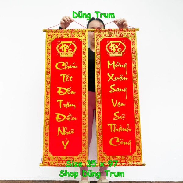 Trong một không gian tối giản, ít vật trang trí, một cặp câu đối đỏ vừa kích thước 79 cm có thể là “điểm nhấn duy nhất” đủ để gây ấn tượng mà không gây rối mắt. (Ảnh 4) Trong một không gian tối giản, ít vật trang trí, một cặp câu đối đỏ vừa kích thước 79 cm có thể là “điểm nhấn duy nhất” đủ để gây ấn tượng mà không gây rối mắt. (Ảnh 4)