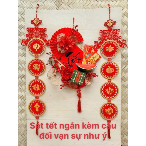 Câu đối Tết ngắn treo trên cửa khiến không gian nhà bỗng tràn đầy hơi ấm và cảm giác ngày mới đầy may mắn. - Ảnh 1 Câu đối Tết ngắn treo trên cửa khiến không gian nhà bỗng tràn đầy hơi ấm và cảm giác ngày mới đầy may mắn. - Ảnh 1