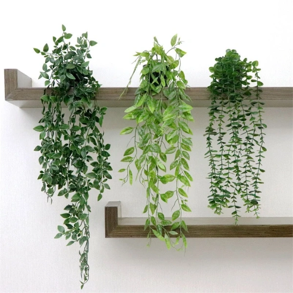 Cây cảnh mini giả trong chậu xinh thay đổi không gian làm việc, nhưng ánh sáng tự nhiên lại bị cản. - Ảnh 2