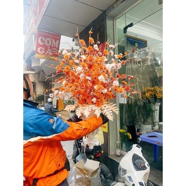 Nhờ thân thép có thể cắt ngắn hoặc uốn cong, bạn có thể định vị lại vị trí của cây khi thay đổi bố trí nội thất. (Ảnh 4) Nhờ thân thép có thể cắt ngắn hoặc uốn cong, bạn có thể định vị lại vị trí của cây khi thay đổi bố trí nội thất. (Ảnh 4)
