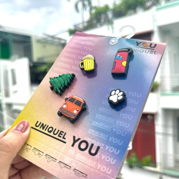 Một trong những bộ sưu tập hiện đang thu hút sự chú ý của cộng đồng là Set Charm Nhựa Gắn Dép Chủ Đề Du Lịch Khám Phá – Set 10. (Ảnh 4)
