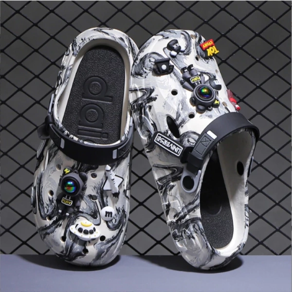 Charm lấp lánh trên dép sục nâng phong cách trẻ trung, nhưng lại khiến bước chân bớt ổn định. - Ảnh 1