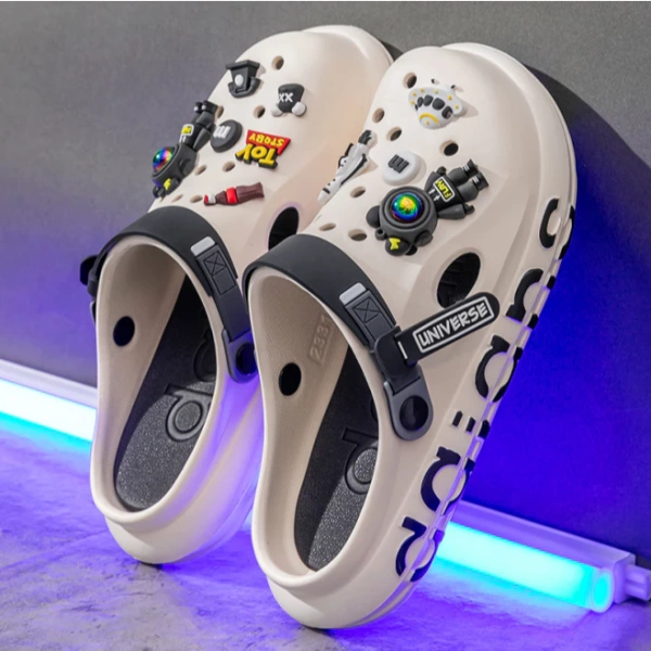 Qua so sánh, mẫu “Astronaut Chic” nổi bật với độ bền cao, đồng thời vẫn giữ được nét trẻ trung nhờ charm. (Ảnh 4)
