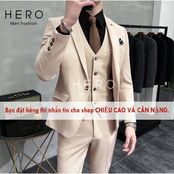 Đối với các chú rể, việc quyết định mua vest không chỉ dựa vào màu sắc hay thương hiệu, mà còn cần cân nhắc về chất vải, cấu trúc và tính năng thực tế. (Ảnh 4) Đối với các chú rể, việc quyết định mua vest không chỉ dựa vào màu sắc hay thương hiệu, mà còn cần cân nhắc về chất vải, cấu trúc và tính năng thực tế. (Ảnh 4)