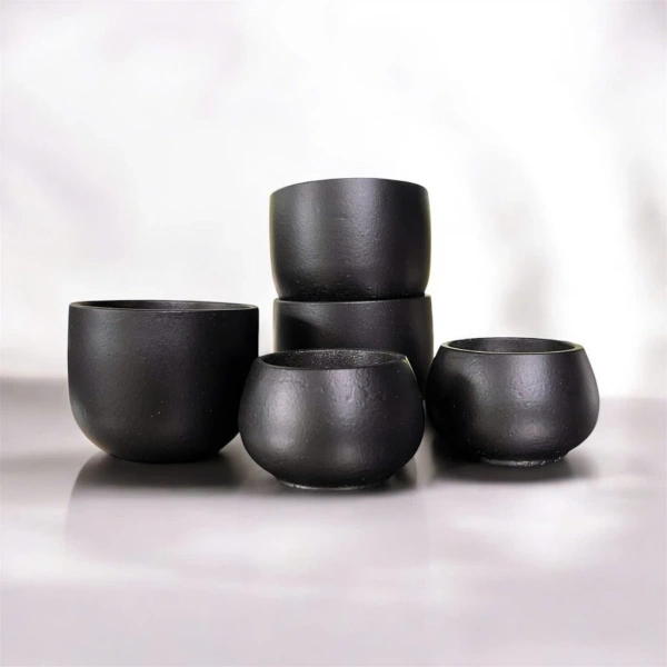 Với kích thước khiêm tốn (đường kính 7‑9 cm, chiều cao 5,5‑7,5 cm), chậu mini thường không có khoảng trống rộng rãi cho lớp đá vụn hoặc đá sành dùng làm lớp lọc. (Ảnh 2)