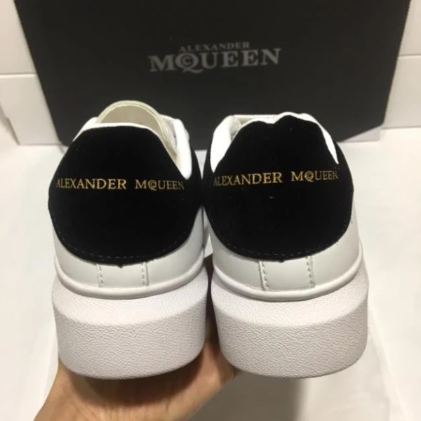 Một số thương hiệu nổi tiếng như Nike Pegasus, Adidas UltraBoost, và Brooks Ghost thường có các mẫu thiết kế chuyên dụng cho thời tiết ẩm ướt, với đế ngoài có rãnh sâu và chất liệu cao su chống trơn. (Ảnh 3)