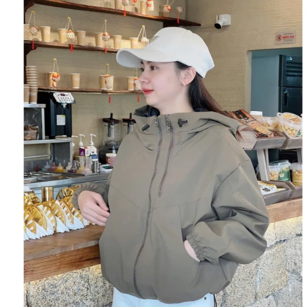 Chi tiết 2 túi ngoài của áo khoác gió hai lớp lót lụa khiến việc giặt giũ trở nên bất ngờ khó khăn - Ảnh 2