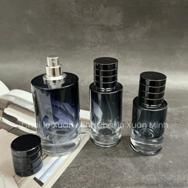 Ánh sáng xanh từ màn hình điện thoại hay ánh nắng trực tiếp không chỉ gây mờ màu chai mà còn phân hủy các hợp chất nhạy cảm với UV. (Ảnh 3) Ánh sáng xanh từ màn hình điện thoại hay ánh nắng trực tiếp không chỉ gây mờ màu chai mà còn phân hủy các hợp chất nhạy cảm với UV. (Ảnh 3)
