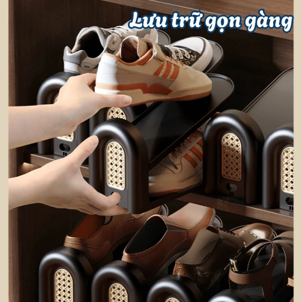 Không chỉ là công cụ lưu trữ, giá để giày còn là “đối tác” giúp bạn tái cấu trúc không gian sống. (Ảnh 4) Không chỉ là công cụ lưu trữ, giá để giày còn là “đối tác” giúp bạn tái cấu trúc không gian sống. (Ảnh 4)